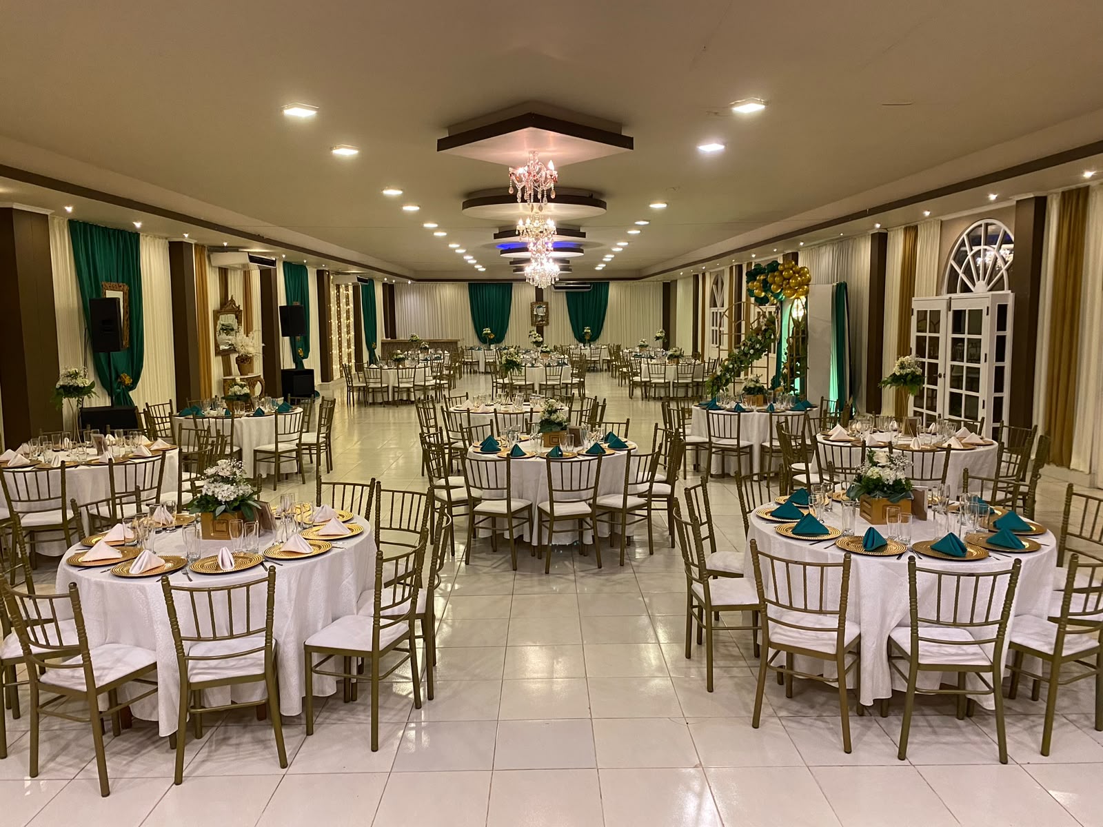 Salón Dorado Elegante